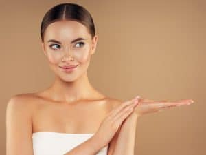 DEKOLLETEFALTEN UNTERSPRITZEN